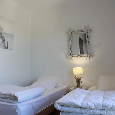 3 Pieces, 4 Couchages A St-martin-de-re, Acces Direct Au Port, Terrasse, Parking Et Wifi - Fr-1-246c-12