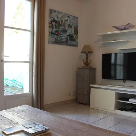 3 Pieces, 4 Couchages A St-martin-de-re, Acces Direct Au Port, Terrasse, Parking Et Wifi - Fr-1-246c-12 Apartmán *